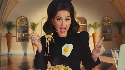 Hobi Makan! Katy Perry Lahap Croissant Jumbo hingga Rendang