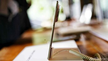 Ponsel layar lipat tiga komersial pertama di dunia itu menawarkan desain yang paling tipis di kelasnya. Foto: Pradita Utama