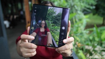 fitur Live Multitask memungkinkan pengguna menjalankan hingga tiga aplikasi sekaligus, memberikan pengalaman multitasking yang lebih maksimal. Foto: Pradita Utama