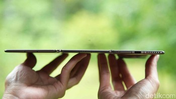 Terlihat tipisnya Huawei Mate XT dari foto ini, bagian paling tebalnya adalah bagian modul kamera belakang. Foto: Pradita Utama