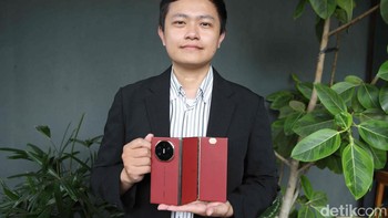 Hutomo Wibowo, Product GTM Huawei Device Indonesia memamerkan Huawei Mate XT. Foto: Pradita Utama/detikcom