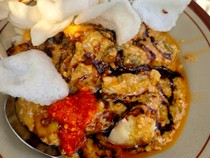 Mang Ade Tawarkan Kupat Tahu Singaparna di Bandung Sejak 1994