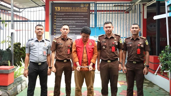 Komisioner KPU Mamuju Tengah Imran Tri Kerwiyadi dijebloskan ke Rutan Kelas IIB Mamuju. (dok.ist)