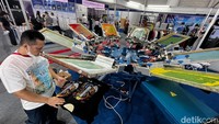 Membuka usaha pakaian menjadi salah satu pilihan masyarakat, tak sedikit dari mereka bahkan memiliki mesin produksi sendiri. Di JIEXPO Kemayoran terdapat pameran industri tekstil yang bisa menjadi referensi bagi para pengusaha.  