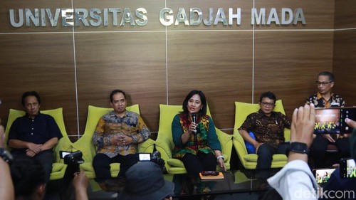 Jajaran pimpinan UGM menyampaikan klarifikasi soal ijazah Jokowi di ruang Fortakgama UGM, Selasa (15/4/2025). Amien Rais Cs termasuk Roy Suryo masih mempertanyakan soal keaslian ijazah Jokowi.