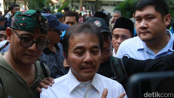 Jajaran pimpinan UGM menyampaikan klarifikasi soal ijazah Jokowi di ruang Fortakgama UGM, Selasa (15/4/2025). Amien Rais Cs termasuk Roy Suryo masih mempertanyakan soal keaslian ijazah Jokowi.