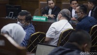 Tiga terdakwa yang merupakan hakim PN Surabaya, Erintuah Damanik (batik biru), Mangapul (baju putih) dan Heru Hanindyo mengikuti sidang lanjutan dengan agenda pembacaan tuntutan di Pengadilan Tipikor, Jakarta, Selasa (15/5/2025). 