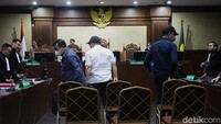 Sidang ditunda karena jaksa belum siap dengan tuntutannya. Jaksa meminta waktu selama satu pekan. 