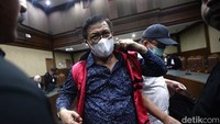 Vonis terhadap trio hakim PN Surabaya yakni Erintuah Damanik, Mangapul dan Heru Hanindyo, telah diputuskan majelis hakim Pengadilan Tipikor Jakarta dalam sidang di Pengadilan Tipikor Jakarta, Jalan Bungur Raya, Jakarta Pusat, Kamis, 8 Mei 2025 kemarin. Hakim menyebut ketiganya terbukti bersalah menerima suap untuk membebaskan Ronald Tannur dari jeratan hukum. (Foto: Ari Saputra/detikcom).