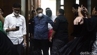 Hakim mengatakan tak ada lagi penundaan untuk pembacaan surat tuntutan. Hakim mengatakan terbatasnya masa penahanan para terdakwa. 