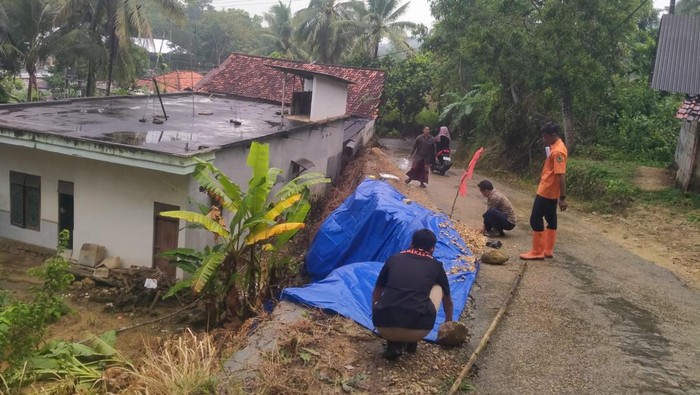 Jalan di Kadur Pamekasan longsor akibat diguyur hujan deras