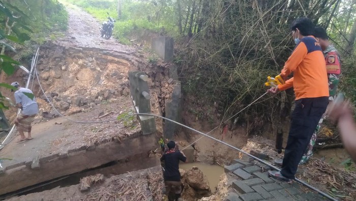 Jembatan di Kadur Pamekasan ambruk karena longsor