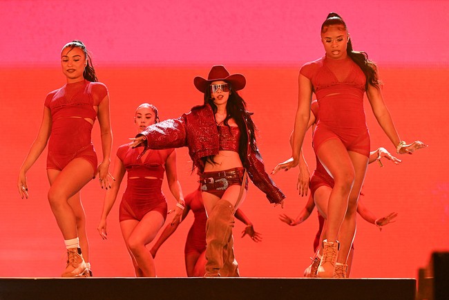 Seruan tagar #JENCHELLA menguasai trending topic Twitter mancanegara selama penampilan Jennie BLACKPINK. Dia sukses membawakan 13 lagu andalannya dengan iringan live band dan tarian backup dancer. Foto: Getty Images for Coachella/Frazer Harrison