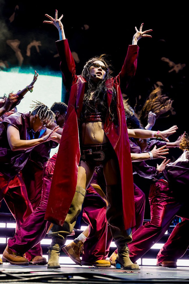 Untuk penampilan solo perdananya di Coachella 2025, Jennie BLACKPINK memilih kostum panggung bernuansa burgundy, warna yang sedang tren tahun ini. Foto: Getty Images for Coachella/Frazer Harrison