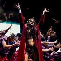 Untuk penampilan solo perdananya di Coachella 2025, Jennie BLACKPINK memilih kostum panggung bernuansa burgundy, warna yang sedang tren tahun ini. Foto: Getty Images for Coachella/Frazer Harrison