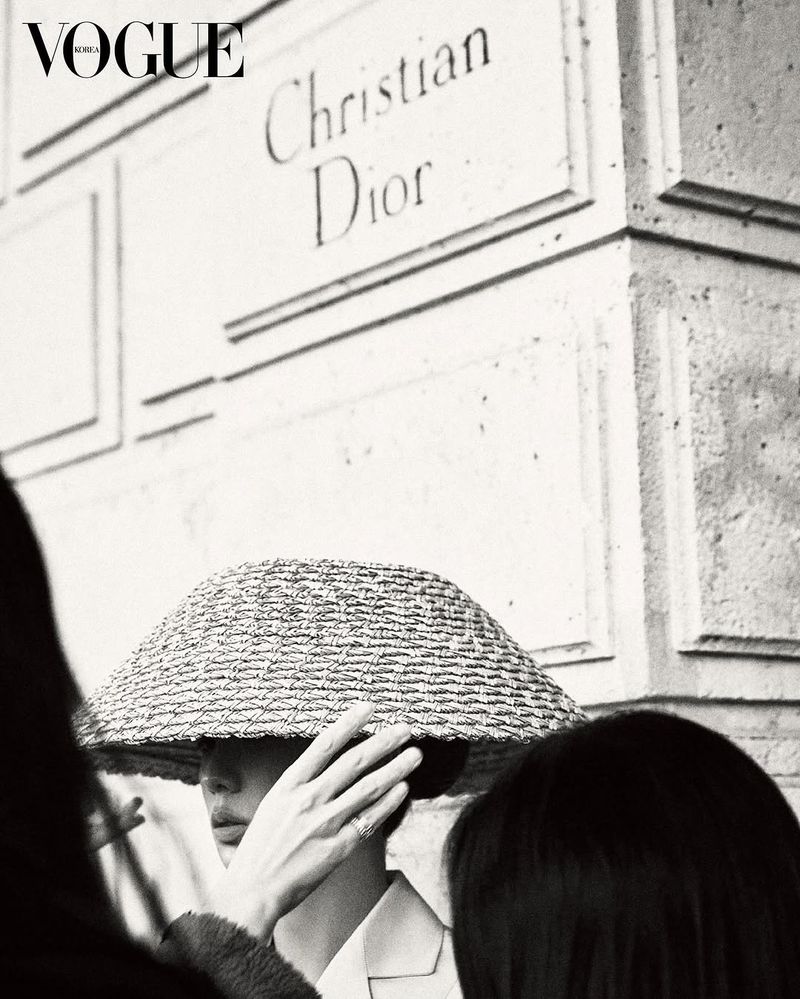 Jisoo BLACKPINK pemotretan pakai topi caping Dior