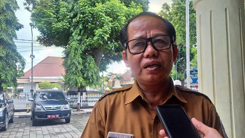 Kadisdik Mataram, Yusuf, saat diwawancarai seusai rapat di Mataram, Senin (14/4/2025). (Nathea Citra/detikBali)