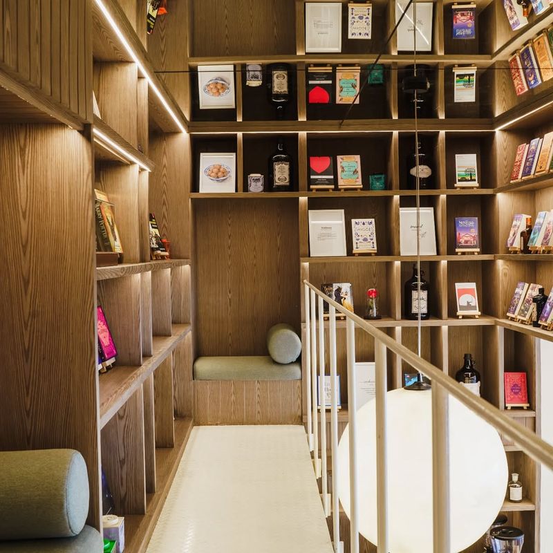 kafe di bandung yang punya perpustakaan mini