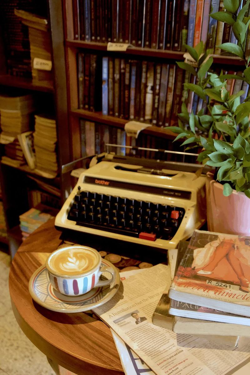 kafe di bandung yang punya perpustakaan mini