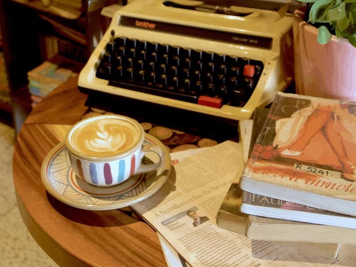 kafe di bandung yang punya perpustakaan mini