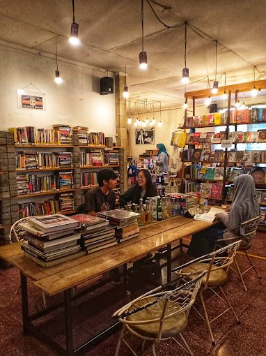 kafe di bandung yang punya perpustakaan mini