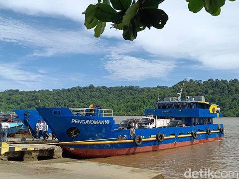 Kapal yang membawa rombongan BNPT dan Ditjenpas Jateng usai upacara napiter ikrar setia NKRI di Lapas Nusakambangan Cilacap, Selasa (15/4/2025).