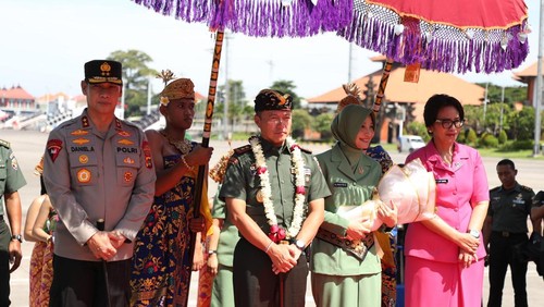 Kapolda Bali dan istri menyambut Pangdam Udayana yang baru di Lanud Ngurah Rai, Selasa (15/4/2025).