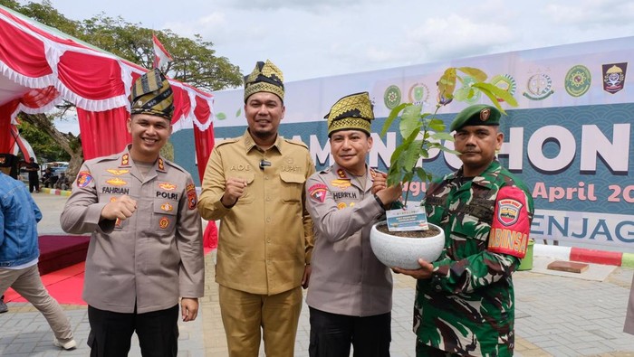Kapolda Riau Irjen Herry Heryawan melanjutkan penanaman pohon di Danau Raja Inhu menjelang Jambore Karhutla.