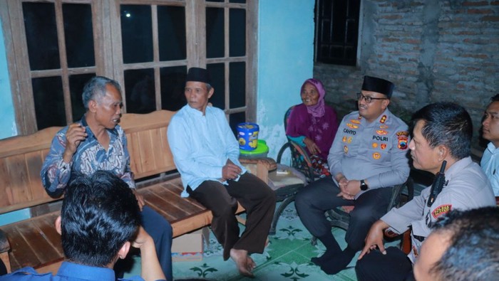 Kapolres Klaten AKBP Nur Cahyo Ari Prasetyo menemui korban keracunan massal di Gantiwarno. Foto diunggah Selasa (15/4/2025),