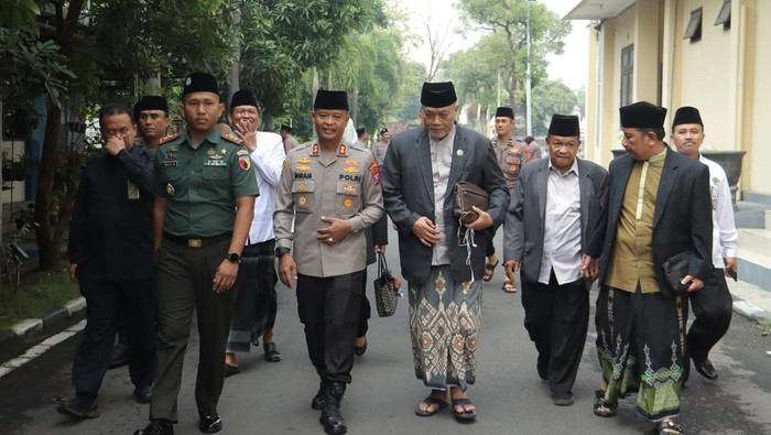 Kapolres Mojokerto AKBP Irham Kustarto menemui Ketua MUI Mojokerto.