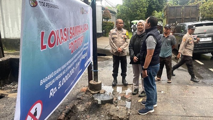 Kapolresta Kombes Jeki Rahmat Mustika sidak sampah di Jalan Diponegoro, Pekanbaru, Riau. (Dok. Istimewa)