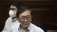 Terpidana kasus korupsi usaha perkebunan kelapa sawit tanpa izin di Provinsi Riau periode 2004-2022, Surya Darmadi menghadiri sidang dakwaan atas perusahaanya PT Duta Palma Group di Pengadilan Tipikor, Jakarta, Selasa (15/5/2025).