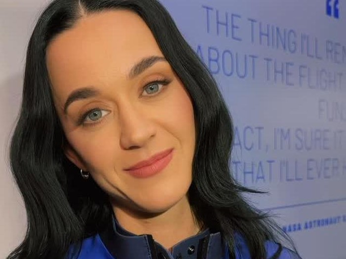 Katy Perry Cium Tanah Usai Terbang ke Luar Angkasa