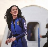 Inilah momen Katy Perry menginjakkan kaki lagi di Bumi usai berada di luar angkasa selama beberapa menit. Katy berhasil menjalani mini penerbangannya yang berdurasi 10 menit 21 detik. Foto: Handout / BLUE ORIGIN / AFP