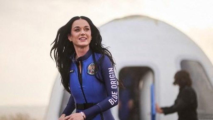 Katy Perry Cium Tanah Usai Terbang ke Luar Angkasa