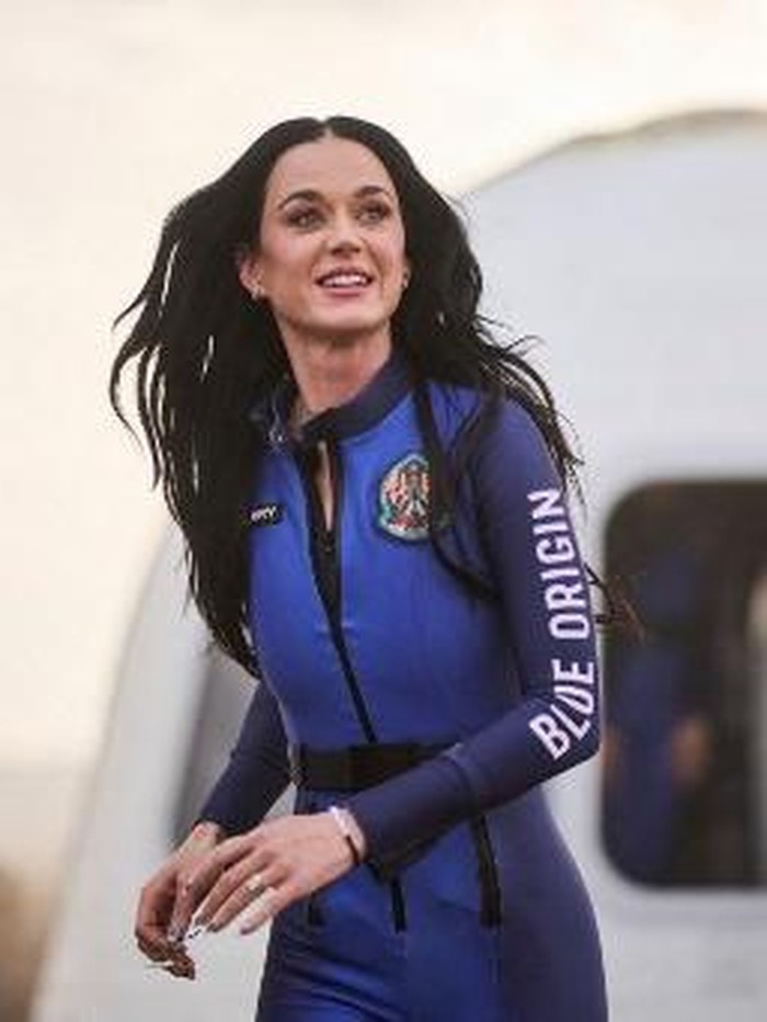 Katy Perry Katy Perry Cium Tanah Usai Terbang ke Luar Angkasa