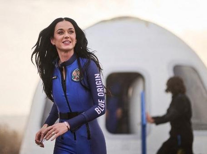 Katy Perry Katy Perry Cium Tanah Usai Terbang ke Luar Angkasa