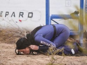 Sujud Syukur Katy Perry Usai Kembali dari Luar Angkasa