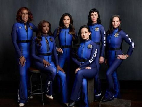 Katy Perry bersama, Lauren Sanchez, Gayle King, Aisha Bowe, Amanda Nguyen dan Kerianne Flynn