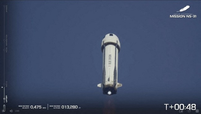 Keenam wanita inspiratif ini terbang ke luar angkasa dengan roket New Shepard dari Blue Origin milik Jeff Bezos. Mereka menjadi satu dari sedikit orang yang bisa menembus atmosfer bumi selama 11 menit. Foto: X ACCOUNT OF BLUE ORIGIN / AFP