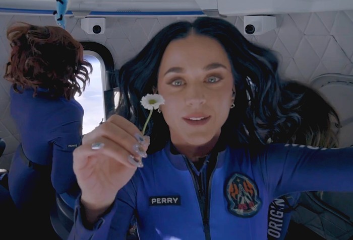 Katy Perry Pulang dari Luar Angkasa: Bawa Bunga Aster hingga Cium Tanah