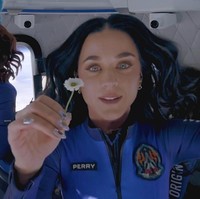 Saat berada di luar angkasa, Katy membawa bunga daisy atau aster yang merupakan simbol untuk putrinya dan Orlando Bloom, Daisy. Sang putri menyaksikan dari Bumi saat ibunya terbang ke luar angkasa. Foto: Dok. X Blue Origin