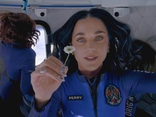 Katy Perry Pulang dari Luar Angkasa: Bawa Bunga Aster hingga Cium Tanah Katy Perry Pulang dari Luar Angkasa: Bawa Bunga Aster hingga Cium Tanah