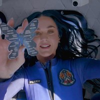 Selain memamerkan bunga daisy yang memiliki nama sama dengan putrinya, Katy juga membawa daftar lagu untuk tur mendatangnya, Lifetimes Tour. Sayangnya karena kualitas kamera di roket kurang memadai, daftar lagu yang ditulis di kartu berbentuk kupu-kupu itu tak terlihat di video. Foto: Dok. X Blue Origin