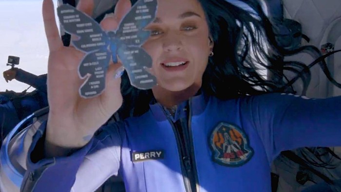 Katy Perry, Lauren Sanchez, Gayle King, Aisha Bowe, Amanda Nguyen dan Kerianne Flynn ke Luar Angkasa