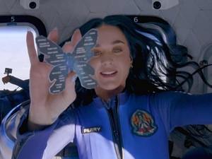 Katy Perry Wisata 11 Menit ke Luar Angkasa