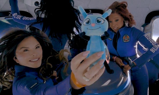 Selain Katy Perry, Lauren Sanchez juga tampak bahagia menikmati momen di luar angkasa. Dalam wawancara dengan media, Lauren yang merupakan tunangan Jezz Bezos, pemilik roket Blue Origin, mengatakan wanita yang terbang bersamanya ini adalah para pencerita.  Foto: Dok. X Blue Origin