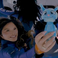 Selain Katy Perry, Lauren Sanchez juga tampak bahagia menikmati momen di luar angkasa. Dalam wawancara dengan media, Lauren yang merupakan tunangan Jezz Bezos, pemilik roket Blue Origin, mengatakan wanita yang terbang bersamanya ini adalah para pencerita.  Foto: Dok. X Blue Origin