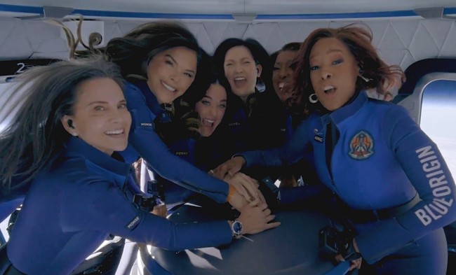 Inilah momen bahagia Katy Perry saat sudah berada di luar angkasa bersama lima wanita. Katy, presenter Gayle King, produser film Kerianne Flynn, mantan ilmuwan roket NASA Aisha Bowe, aktivis Amanda Nguyen, dan tunangan Jeff Bezos, presenter Lauren Sánchez tampak tersenyum bahagia saat melayang di dalam roket yang sudah berada di luar angkasa. Foto: Dok. X Blue Origin