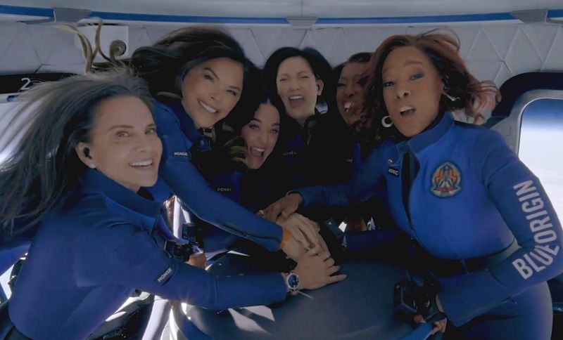 Katy Perry, Lauren Sanchez, Gayle King, Aisha Bowe, Amanda Nguyen dan Kerianne Flynn ke Luar Angkasa